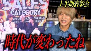 上半期表彰会｢帝蓮｣が壇上に上がる様子を見つめる右京遊戯。不調の彼を励ましたVALHALLAの成長、そしてナンバーワンを任せたライバルの言葉だった─。