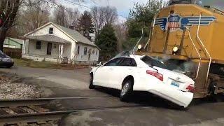 Смертельная авария. Жесть. Поезд сбил Toyota Camry. Не успел. - 2015 (HD)