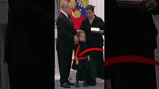 Путин ЕЛЕ СТОЯЛ на церемонии