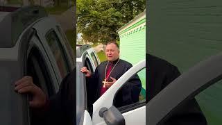 Як повинен жити священник?
