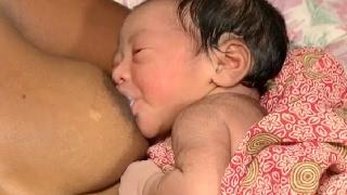 Attaching Your Baby at the Breast (Vietnamese) - Breastfeeding Series