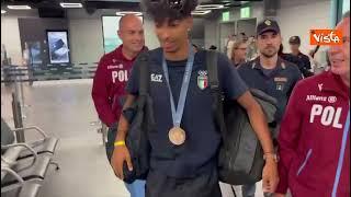 Olimpiadi di Parigi, Mattia Furlani rientra in Italia con la sua medaglia di bronzo al collo