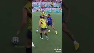 Khi gặp Neymar rê bóng