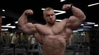 Russian big bodybuilder Vitaliy Ugolnikov in the gym