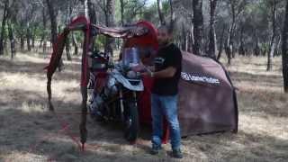 Miquel Silvestre monta la tienda de viajes en moto Lone Rider Mototent