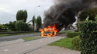 Knallende autobrand aan de Nieuweweg