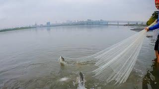 jala ikan belanak di muara saat hujan gerimis