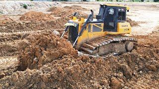 Strong Power Bulldozer SHANTUI Pushing Cut Off Leveling The Ground For Apartment Project