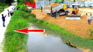 Perfect action !! Landfilling Technique  operator Bulldozer Working push stone/Dump truck unloading