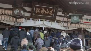 New Year’s Visitors Throng Oyama Shrine, Kanazawa, Passing through the Distinctive Shin-mon Gate