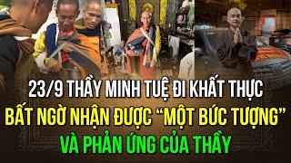 Ngày 23/9 thầy Minh Tuệ đi khất thực và bất ngờ nhận được “một bức tượng” từ người dân