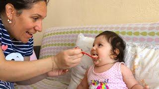 Azra bebek çok mama yiyor annesi ne yapacağını bilmiyor - Baby eats mama