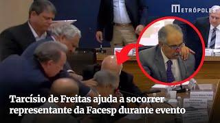 Tarcísio de Freitas ajuda a socorrer representante da Facesp durante evento