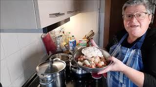 Hühnersuppe mit Nudeln und Grießklößen, wie die Muddi sie von der Oma gelernt hat.