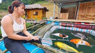 The girl completed the fish cage floating on the water.