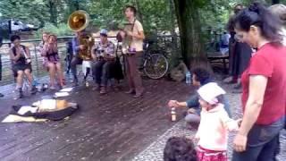 kreuzberg market, berlin, band from new orlean