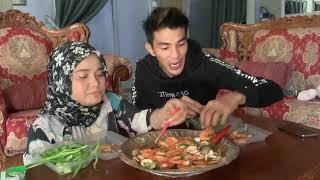 Farah dan Az makan mukbang