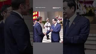 Chủ tịch Quốc hội Trần Thanh Mẫn trao tặng sách về Bác Hồ cho Tổng thống Pháp Emmanuel Macron.