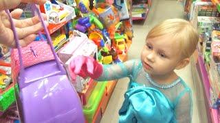 Эльза Алиса Холодное Сердце выбирает подарок для подружки Gift for birthday Frozen Elsa costume