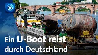 U-Boot U17 passiert Alte Brücke in Heidelberg