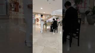 Awesome pianist playing Bohemian rhapsody