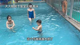 Xiao Hang Hang bravely went down to the swimming pool. He didn't even want to get up after the heav