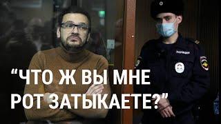 Судья постоянно перебивает Илью Яшина и запрещает называть войну войной