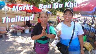 Thailand.  Der Straßenmarkt in Ban Na Khu. Schon wieder ist einer festgefahren Schieben, schieben.