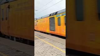 high Speed Tejas express crossing with Full speed #highspeedtrain #trainspeed #expresstrain