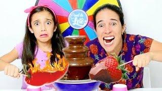 ROLETA MISTERIOSA de CHOCOLATE vs COMIDA DE VERDADE  Desafio com Mamãe (Chocolate Fondue Challenge)