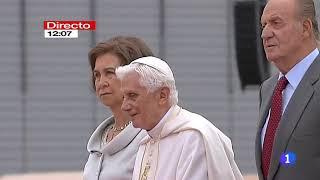 SSMM los Reyes dan la bienvenida a SS el Papa Benedicto XVI