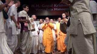 Kirtan by His Holiness Gopal Krishna Goswami Maharaj. (HD)