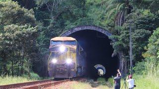 IMPRESSIONANTE a velocidade deste trem e seu tamanho com quase 300 vagões E UM SHOW DE BUZINADA