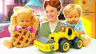 Nenuco Puppen auf Deutsch. Kochen mit Spielzeugautos. Irene und Puppen
