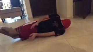 Spidex regresa del trabajo y encuentra a su hijo haciendo esto... (clip)