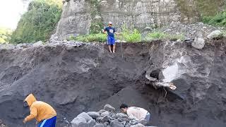 The miner was very brave in dropping black sand from the cliff, black sand and rocks fell