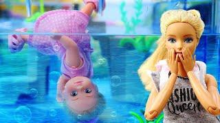 Spielspaß mit Puppen - Barbie und Evi im Freizeitpark - Puppen Video auf Deutsch