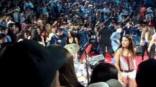 Gerardo Ortiz- Fin de la presentacion- Mujeres se brincan al ruedo Chihuahua 2014