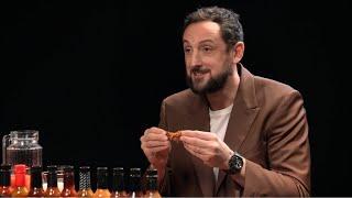 La "Pokerface" di Marco Belinelli - Hot Ones Italia 07/03/2025