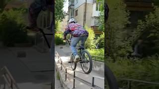 СКАТИЛСЯ ПО ПЕРИЛЕ