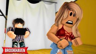 MY CREEPY ROOMMATE IS STALKING ME!! ROBLOX MOVIE (CoxoSparkle)