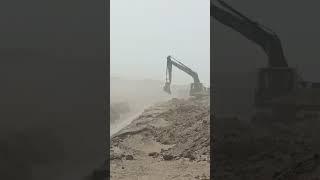 طوفان ماسه ای در بیابان.خط انتقال آب
