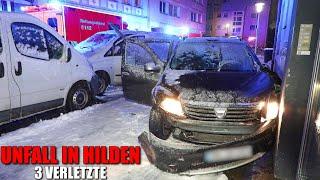 [UNFALL WÄHREND SCHNEEFALL!] - PKW krachte gegen Auto & Hauswand | Schneeglatte Straße | 3 Verletzte