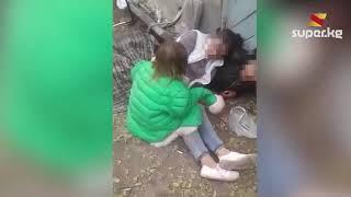 Бишкекте кичинекей кыз мас абалындагы апасын тургуза албай жатат