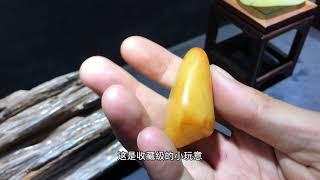 看一个新疆和田玉金包银籽料原石