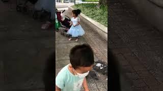 周末溜娃，动物公园是小朋友最爱去的地方。喂鸽子真好玩呀 spending quality time with my daughter, funny kid video #shorts