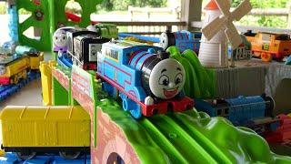 GOGO Thomas Plarail  I played with my good friends Percy and Nia on the adventure course!