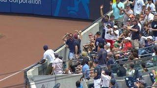 TOR@NYY: Fan makes a one-handed grab on foul ball