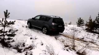 Mitsubishi Outlander XL snow hill climb (off road)