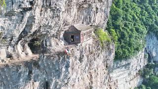 贵州大山悬崖上发现一寺庙，竟夹建在几百米高的悬崖之间，太震撼了！｜The temple on the cliff in Guizhou is hundreds of meters high